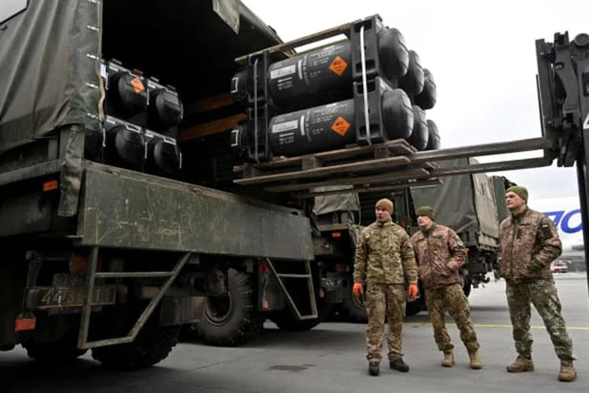 Lính Ukraine trong một lần nhận lô hàng tên lửa vác vai Javelins của Mỹ. Ảnh: AFP Lính Ukraine trong một lần nhận lô hàng tên lửa vác vai Javelins của Mỹ. Ảnh: AFP