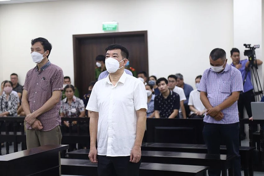 Bị cáo Phùng Anh Lê và các cựu thuộc cấp tại tòa. Ảnh: UYÊN TRANG Bị cáo Phùng Anh Lê và các cựu thuộc cấp tại tòa. Ảnh: UYÊN TRANG