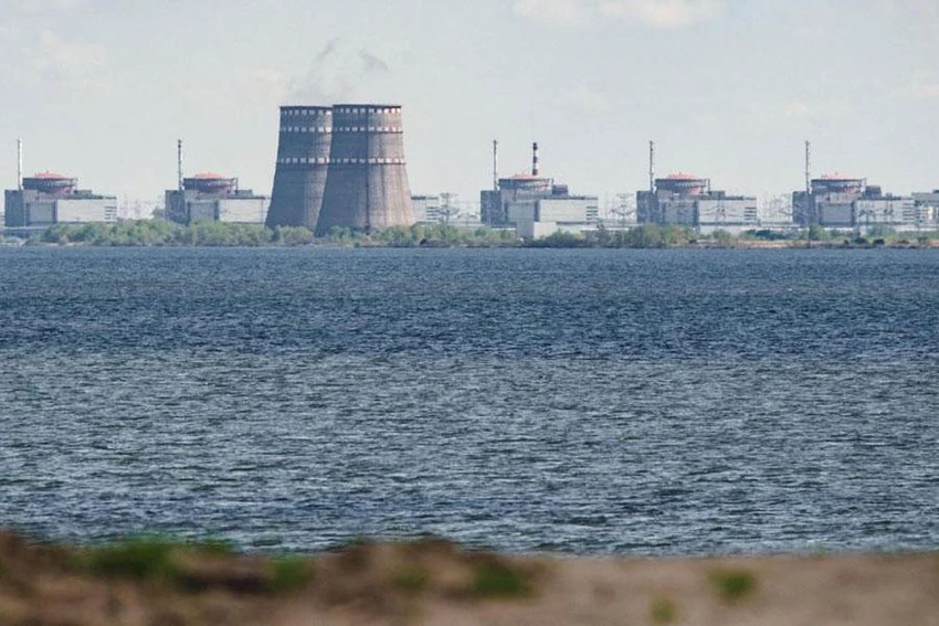Nhà máy điện hạt nhân Zaporizhzhia nhìn từ bên này sông Dnipro. Ảnh: CNN Nhà máy điện hạt nhân Zaporizhzhia nhìn từ bên này sông Dnipro. Ảnh: CNN