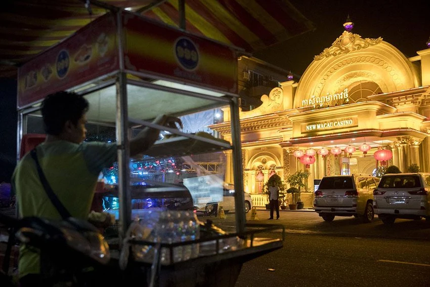 Bên ngoài một sòng bạc hoạt động ở tỉnh Sihanoukville (Campuchia). Ảnh: AFP