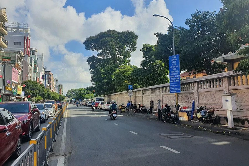 Công tác thu phí đỗ ô tô dưới lòng đường ở TP.HCM chưa hiệu quả. Ảnh: KC Công tác thu phí đỗ ô tô dưới lòng đường ở TP.HCM chưa hiệu quả. Ảnh: KC