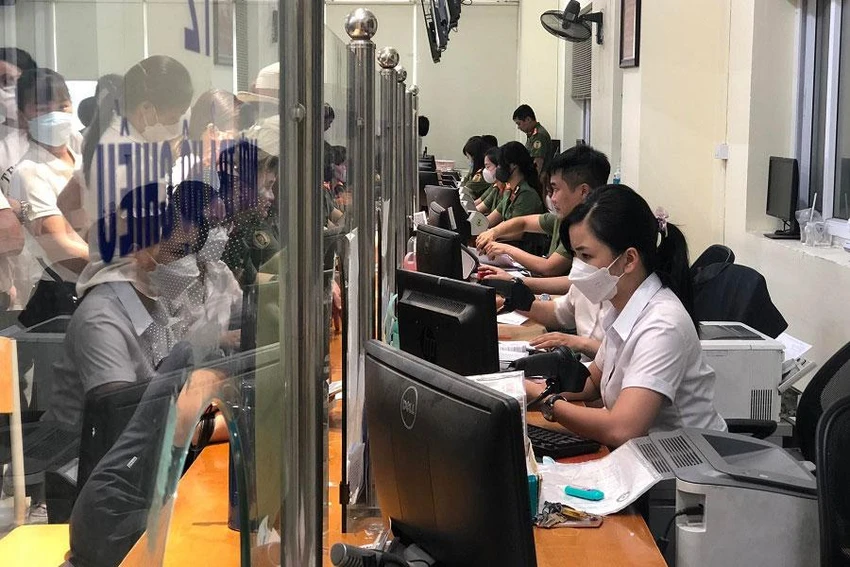 Cán bộ công an Phòng Xuất nhập cảnh Công an TP Hà Nội làm thủ tục về hộ chiếu cho người dân. Ảnh: PB Cán bộ công an Phòng Xuất nhập cảnh Công an TP Hà Nội làm thủ tục về hộ chiếu cho người dân. Ảnh: PB