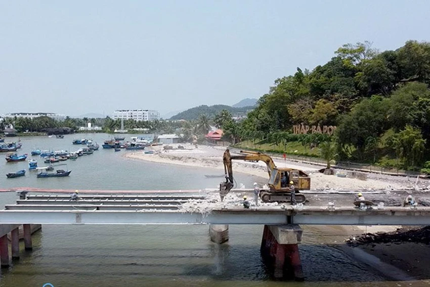 Hình ảnh đơn vị thi công thả trực tiếp bê tông xuống sông Cái ngày 11-4. Ảnh: HH Hình ảnh đơn vị thi công thả trực tiếp bê tông xuống sông Cái ngày 11-4. Ảnh: HH