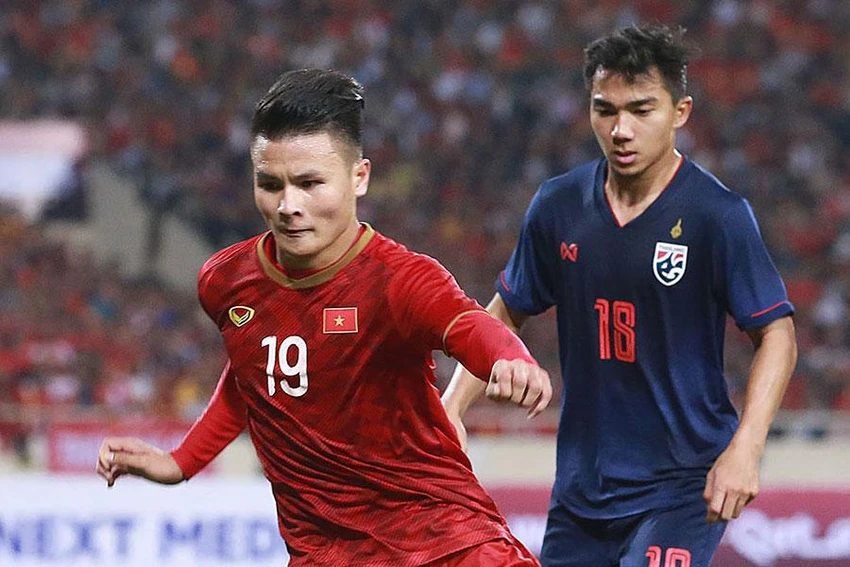 Kubo chơi bóng với ngôi sao Antony của MU (ảnh nhỏ) , trong khi Chanathip và Quang Hải đều có biệt danh “Messi” có hoàn cảnh trái ngược nhau. Ảnh: GOAL