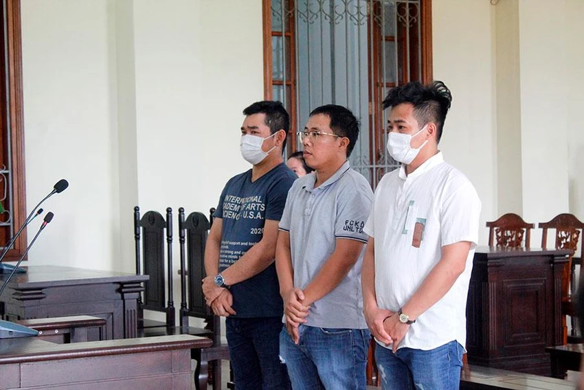 Ba bị cáo Tám, Triết, Vũ có mặt tại tòa chiều 12-9. Ảnh: NHẪN NAM Ba bị cáo Tám, Triết, Vũ có mặt tại tòa chiều 12-9. Ảnh: NHẪN NAM