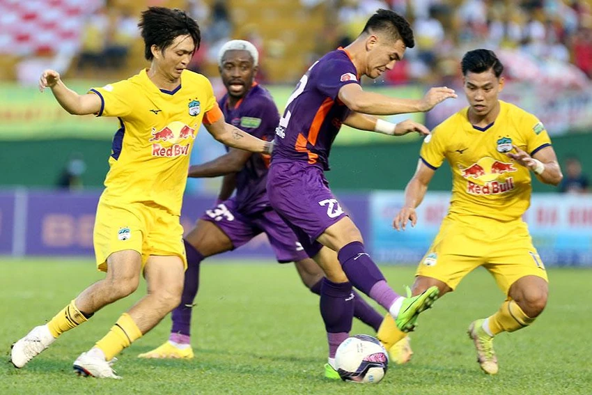 Tiền đạo Tiến Linh (B. Bình Dương) và Tuấn Anh, Văn Thanh (HA Gia Lai) là những gương mặt kỳ cựu trên tuyển sẽ dẫn dắt lứa đàn em tạo nên sức sống mới. Ảnh: ANH PHƯƠNG Tiền đạo Tiến Linh (B. Bình Dương) và Tuấn Anh, Văn Thanh (HA Gia Lai) là những gương mặt kỳ cựu trên tuyển sẽ dẫn dắt lứa đàn em tạo nên sức sống mới. Ảnh: ANH PHƯƠNG