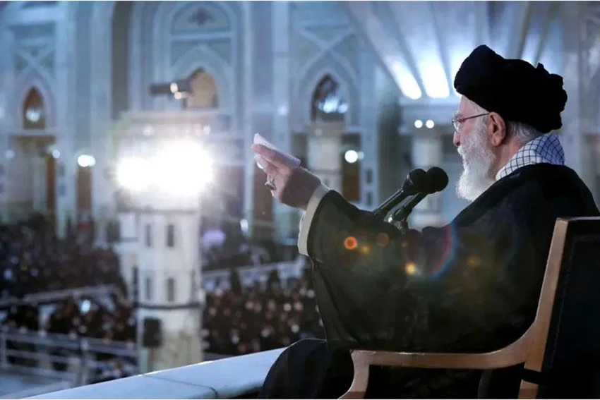 Lãnh tụ tối cao Iran Ayatollah Ali Khamenei phát biểu trong lễ kỷ niệm 33 năm ngày mất của nhà lãnh đạo cuộc cách mạng Hồi giáo năm 1979 của Iran, ông Ayatollah Ruhollah Khomeini, tại đền thờ Khomeini ở miền Nam Tehran (Iran) vào ngày 4-6. Ảnh: REUTERS Lãnh tụ tối cao Iran Ayatollah Ali Khamenei phát biểu trong lễ kỷ niệm 33 năm ngày mất của nhà lãnh đạo cuộc cách mạng Hồi giáo năm 1979 của Iran, ông Ayatollah Ruhollah Khomeini, tại đền thờ Khomeini ở miền Nam Tehran (Iran) vào ngày 4-6. Ảnh: REUTERS