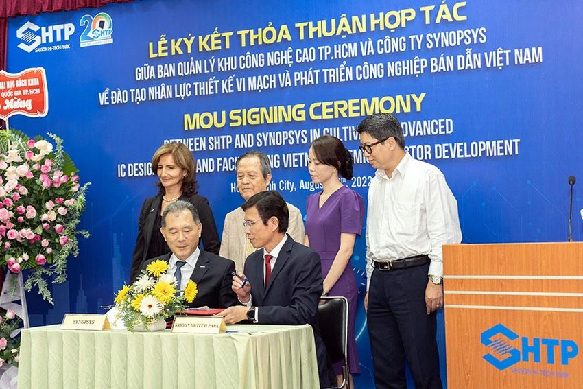 Hãng Synopsys của Mỹ vừa ký biên bản ghi nhớ với Khu công nghệ cao TP.HCM để hỗ trợ phát triển trung tâm thiết kế chip. Ảnh: MINH HOÀNG Hãng Synopsys của Mỹ vừa ký biên bản ghi nhớ với Khu công nghệ cao TP.HCM để hỗ trợ phát triển trung tâm thiết kế chip. Ảnh: MINH HOÀNG