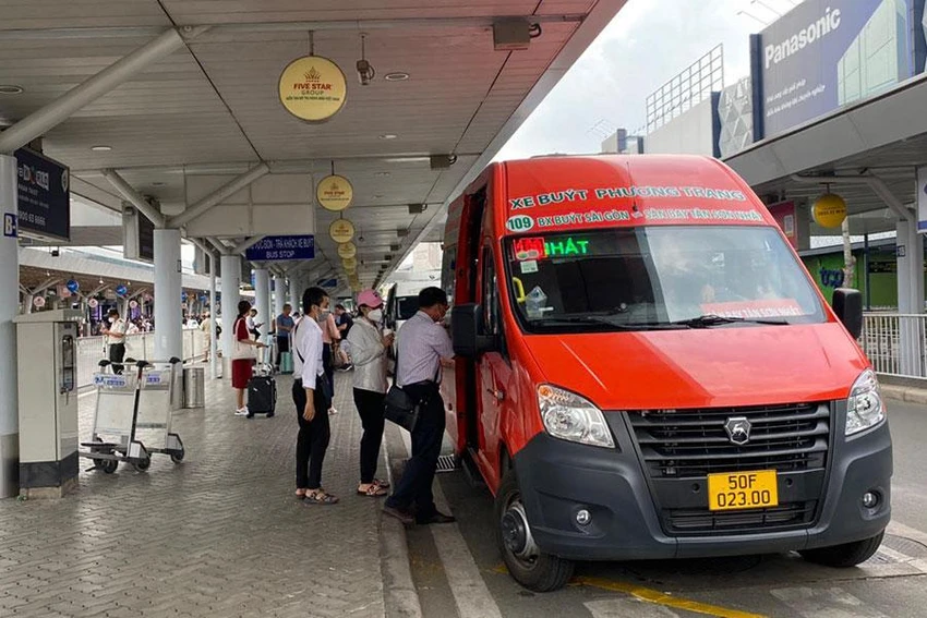 Hành khách khó tiếp cận xe buýt tại sân bay Tân Sơn Nhất do thời gian dừng chờ chỉ 3 phút. Ảnh: ĐÀO TRANG Hành khách khó tiếp cận xe buýt tại sân bay Tân Sơn Nhất do thời gian dừng chờ chỉ 3 phút. Ảnh: ĐÀO TRANG