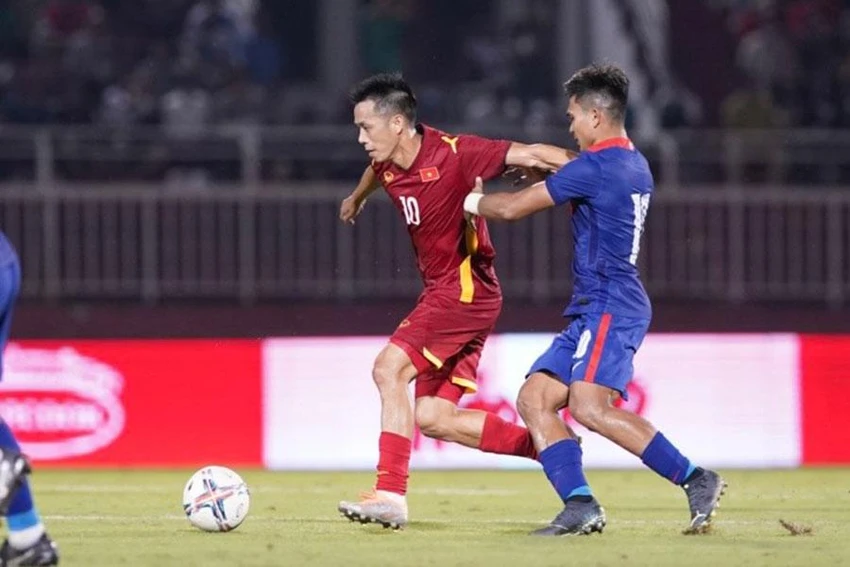 Văn Quyết với sự trở lại đội tuyển đã tạo dấu ấn bằng tư chất thủ lĩnh và bàn mở tỉ số mang đậm dấu ấn cá nhân. Ảnh: ANH PHƯƠNG Văn Quyết với sự trở lại đội tuyển đã tạo dấu ấn bằng tư chất thủ lĩnh và bàn mở tỉ số mang đậm dấu ấn cá nhân. Ảnh: ANH PHƯƠNG