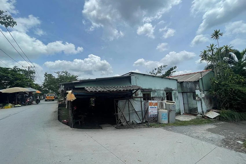 Những căn nhà xập xệ, tồi tàn trong khu E tại khu đô thị Nam TP do nhiều năm không được nâng cấp, sửa chữa vì đã có thông báo thu hồi đất. Ảnh: VIỆT HOA