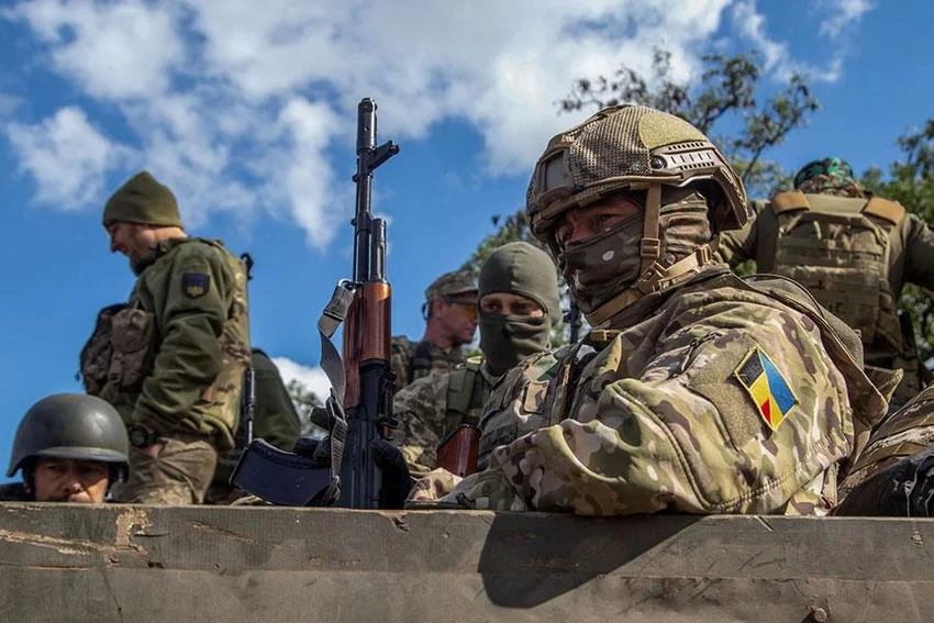 Binh sĩ Ukraine đóng tại tỉnh Kharkiv ngày 24-9. Ảnh: REUTERS Binh sĩ Ukraine đóng tại tỉnh Kharkiv ngày 24-9. Ảnh: REUTERS