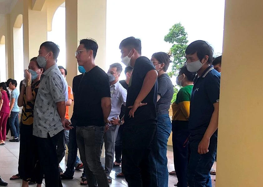 Nhiều người thân, bạn bè cố gắng lại gần bị cáo trong giờ nghị án để gửi lời động viên. Ảnh: NHẪN NAM Nhiều người thân, bạn bè cố gắng lại gần bị cáo trong giờ nghị án để gửi lời động viên. Ảnh: NHẪN NAM