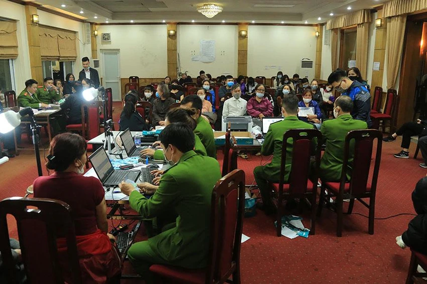 Công an làm thủ tục cấp CCCD gắn chip cho người dân. Ảnh: UYÊN TRANG