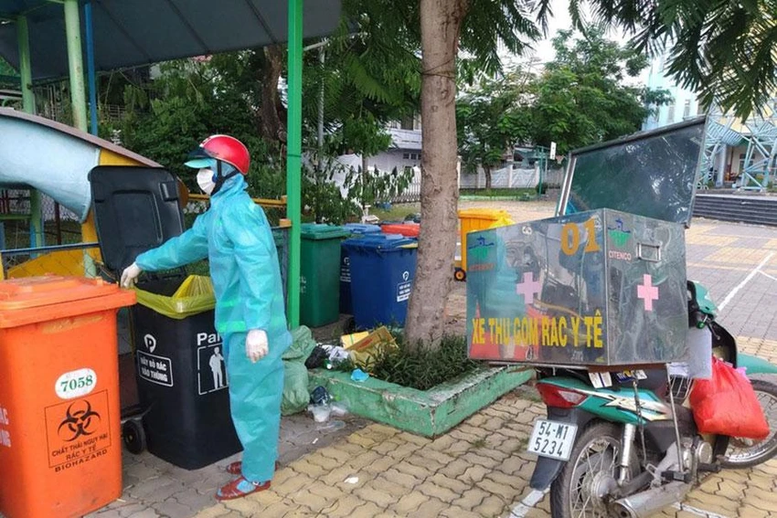 Công nhân CITENCO thu gom rác thải y tế. Ảnh: NC Công nhân CITENCO thu gom rác thải y tế. Ảnh: NC