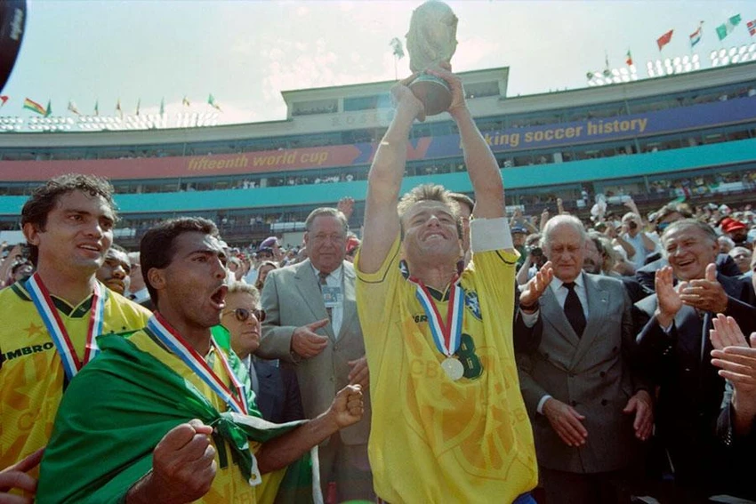 Đội trưởng Dunga và cúp vô địch thế giới năm 1994. Ảnh: GETTY IMAGES