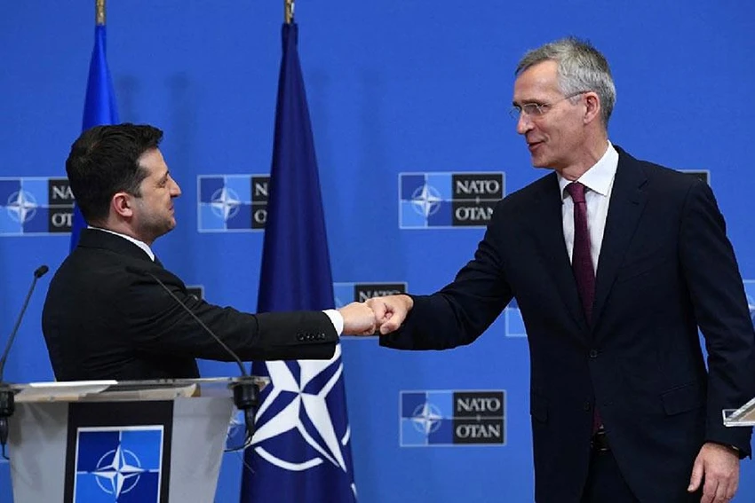 Tổng thư ký NATO Jens Stoltenberg (phải) và Tổng thống Ukraine Volodymyr Zelensky (trái) tại trụ sở Liên minh châu Âu ở thủ đô Brussels, Bỉ hồi tháng 12-2021. Ảnh: AFP