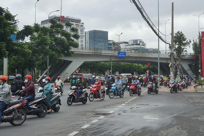 Cầu vượt Nguyễn Hữu Cảnh hiện cấm các xe lưu thông để phục vụ sửa chữa cầu. Ảnh: KC Cầu vượt Nguyễn Hữu Cảnh hiện cấm các xe lưu thông để phục vụ sửa chữa cầu. Ảnh: KC