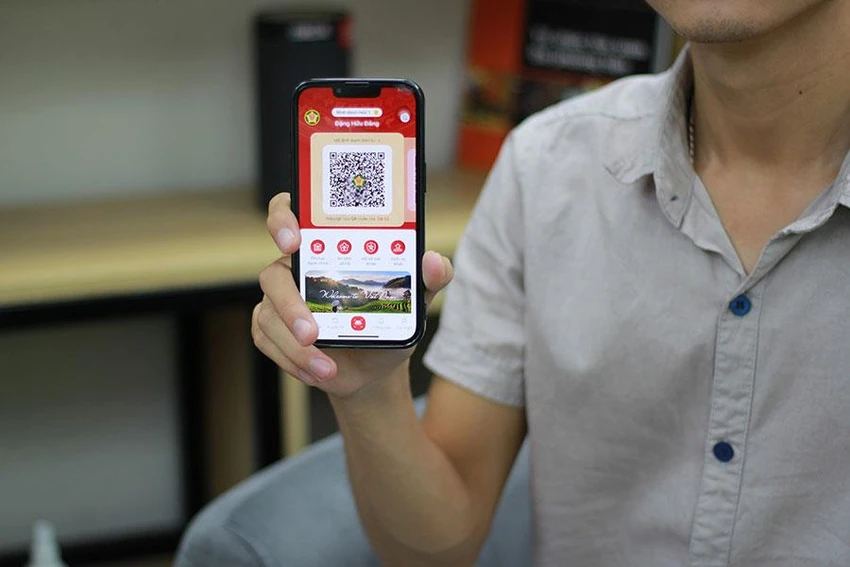 Người dân có thể sử dụng app VNeID với tài khoản định danh điện tử mức độ 2 để thay thế sổ hộ khẩu khi đăng ký hộ tịch. Ảnh: QUỐC VŨ Người dân có thể sử dụng app VNeID với tài khoản định danh điện tử mức độ 2 để thay thế sổ hộ khẩu khi đăng ký hộ tịch. Ảnh: QUỐC VŨ
