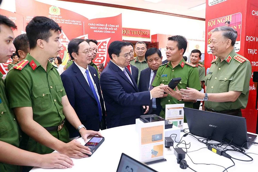 Thủ tướng cùng lãnh đạo các bộ, ngành tại hội nghị chuyển đổi số ngành công an. Ảnh: TRUNG KIÊN Thủ tướng cùng lãnh đạo các bộ, ngành tại hội nghị chuyển đổi số ngành công an. Ảnh: TRUNG KIÊN