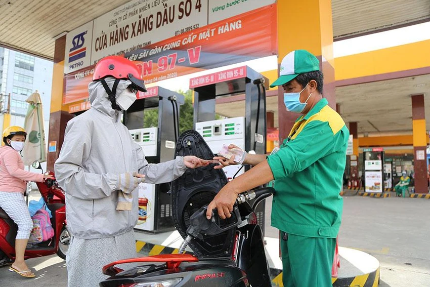 Người dân đổ xăng tại một cây xăng trên đường Điện Biên Phủ, quận Bình Thạnh, TP.HCM. Ảnh: HOÀNG GIANG Người dân đổ xăng tại một cây xăng trên đường Điện Biên Phủ, quận Bình Thạnh, TP.HCM. Ảnh: HOÀNG GIANG