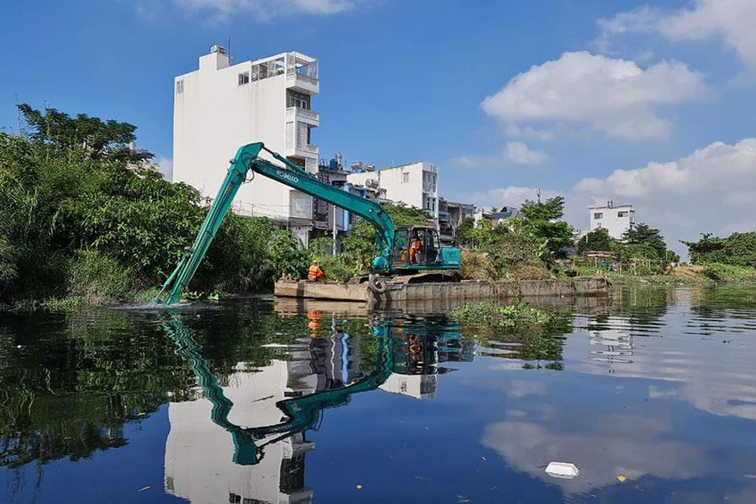 Các nhân viên ngành môi trường TP.HCM vớt rác trên sông Vàm Thuật - Trường Đai - Tham Lương. Ảnh: N.CHÂU Các nhân viên ngành môi trường TP.HCM vớt rác trên sông Vàm Thuật - Trường Đai - Tham Lương. Ảnh: N.CHÂU