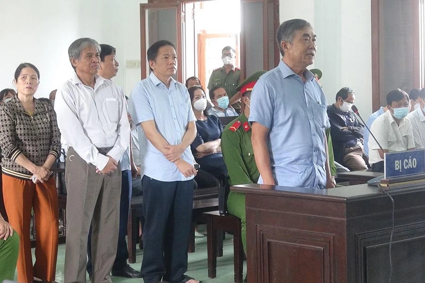 Bị cáo Nguyễn Chí Hiến, cựu phó chủ tịch thường trực UBND tỉnh Phú Yên, trên bục khai báo. Ảnh: TẤN LỘC Bị cáo Nguyễn Chí Hiến, cựu phó chủ tịch thường trực UBND tỉnh Phú Yên, trên bục khai báo. Ảnh: TẤN LỘC