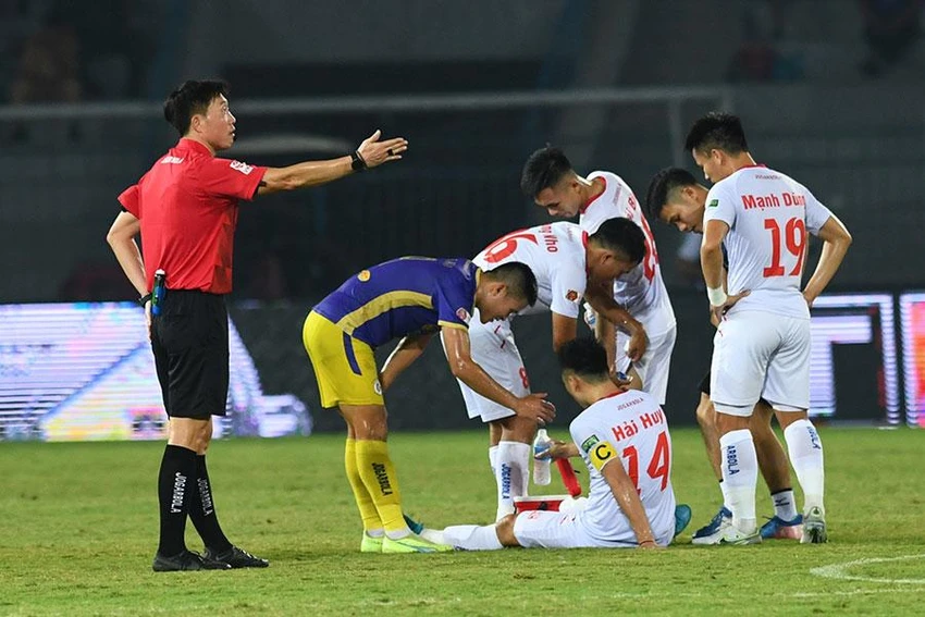 Trọng tài Kim Dae Yong cùng hai trợ lý người Hàn Quốc được thuê làm nhiệm vụ trận Hải Phòng - Hà Nội. Ảnh: TQ Trọng tài Kim Dae Yong cùng hai trợ lý người Hàn Quốc được thuê làm nhiệm vụ trận Hải Phòng - Hà Nội. Ảnh: TQ