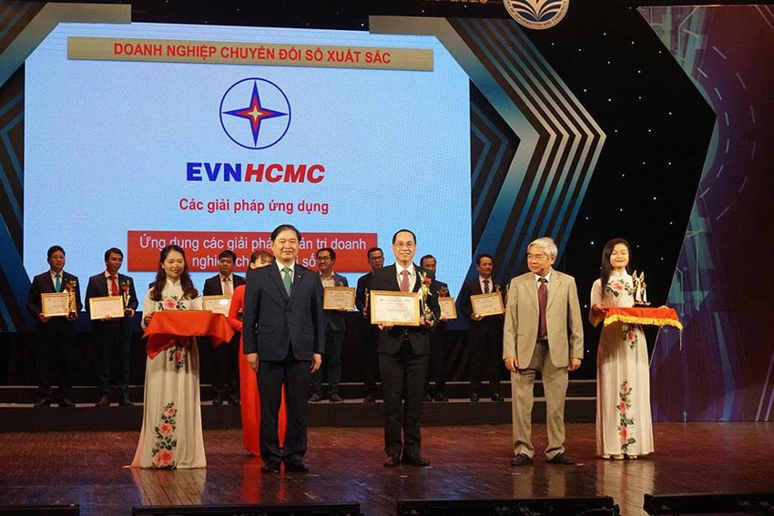 Tổng công ty Điện lực TP.HCM nhận giải thưởng “Doanh nghiệp chuyển đổi số xuất sắc năm 2020”. Ảnh: ĐMC