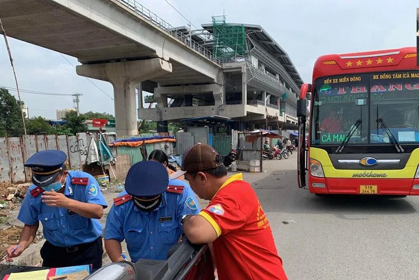 Sáng 28-10, thanh tra giao thông xử phạt xe đón trả khách trái quy định ở TP Thủ Đức. Ảnh: ĐÀO TRANG Sáng 28-10, thanh tra giao thông xử phạt xe đón trả khách trái quy định ở TP Thủ Đức. Ảnh: ĐÀO TRANG