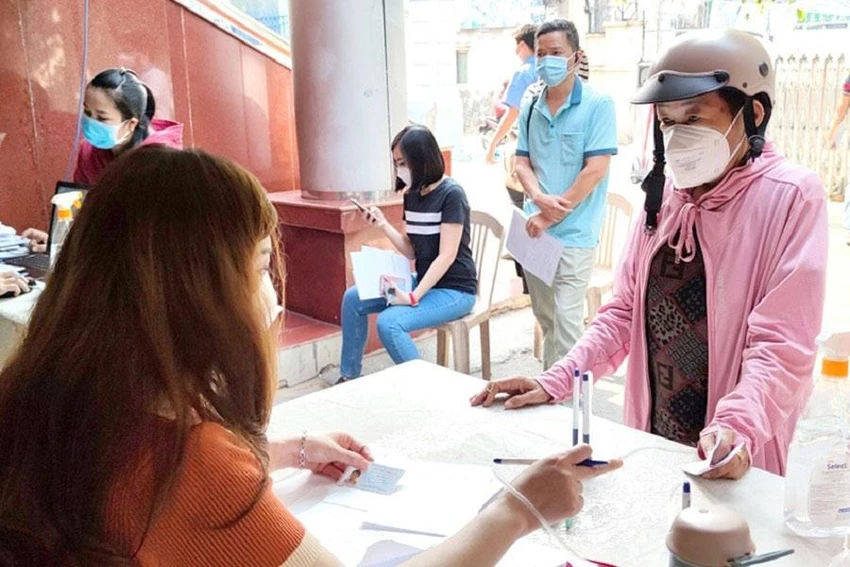 Người lao động đến cơ quan BHXH TP.HCM thực hiện các thủ tục liên quan BHXH. Ảnh: NGUYỄN HIỀN Người lao động đến cơ quan BHXH TP.HCM thực hiện các thủ tục liên quan BHXH. Ảnh: NGUYỄN HIỀN