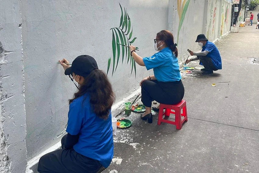 Công trình cải tạo mảng tường cũ thành tác phẩm tuyên truyền và xây dựng mảng xanh khu dân cư ở phường Đa Kao, quận 1. Ảnh: NN Công trình cải tạo mảng tường cũ thành tác phẩm tuyên truyền và xây dựng mảng xanh khu dân cư ở phường Đa Kao, quận 1. Ảnh: NN