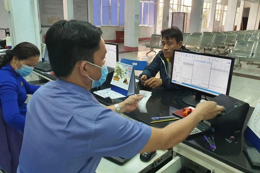 Hành khách đi tàu cần chú ý về việc mua vé và hành lý xách tay để thuận tiện cho việc di chuyển bằng đường sắt. Ảnh: THY NHUNG Hành khách đi tàu cần chú ý về việc mua vé và hành lý xách tay để thuận tiện cho việc di chuyển bằng đường sắt. Ảnh: THY NHUNG