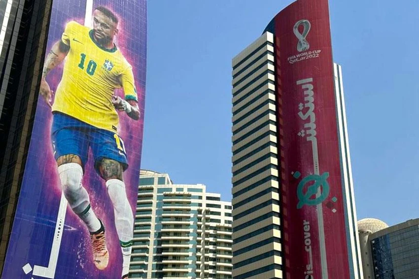 Những tòa nhà cao tầng ở Qatar đầy màu sắc bóng đá và những ngôi sao. Ảnh: GETTY IMAGES World Cup 2022