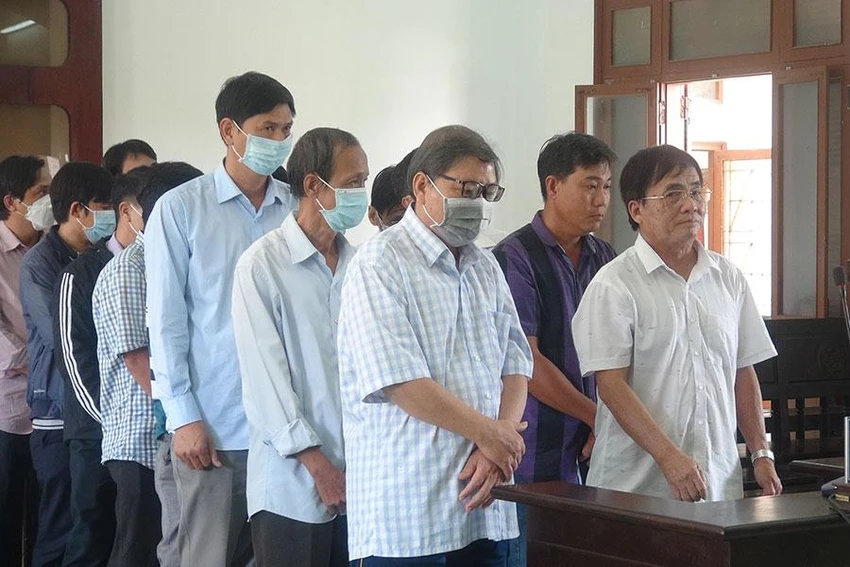 Các bị cáo nghe tòa tuyên án. Ảnh: VŨ XUÂN Các bị cáo nghe tòa tuyên án. Ảnh: VŨ XUÂN