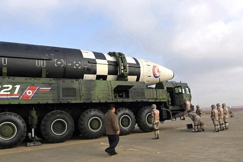 Lãnh đạo Triều Tiên Kim Jong-un (trái) kiểm tra tên lửa đạn đạo xuyên lục địa Hwasong-17 ngày 18-11. Ảnh: KCTV