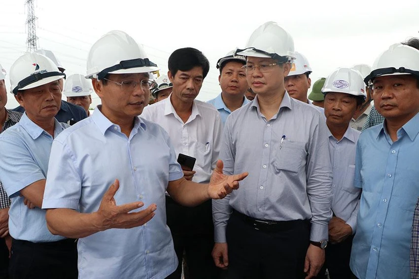 Bộ trưởng Bộ GTVT Nguyễn Văn Thắng thị sát công trường dự án cao tốc Vĩnh Hảo - Phan Thiết. Ảnh: PN