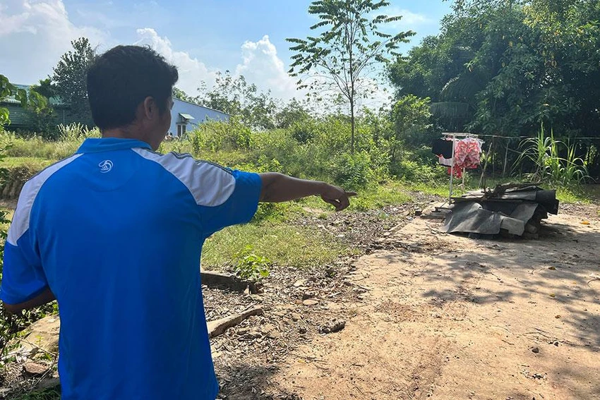 Ông Lượng đành bất lực vì không thể làm gì trên đất của mình. Ảnh: HỮU ĐĂNG Ông Lượng đành bất lực vì không thể làm gì trên đất của mình. Ảnh: HỮU ĐĂNG