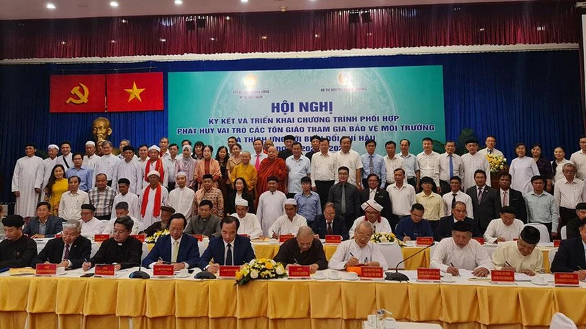 Lễ ký kết chương trình phối hợp phát huy vai trò các tôn giáo tham gia bảo vệ môi trường và thích ứng BĐKH giai đoạn 2022-2026. Ảnh: NGUYỄN CHÂU Lễ ký kết chương trình phối hợp phát huy vai trò các tôn giáo tham gia bảo vệ môi trường và thích ứng BĐKH giai đoạn 2022-2026. Ảnh: NGUYỄN CHÂU