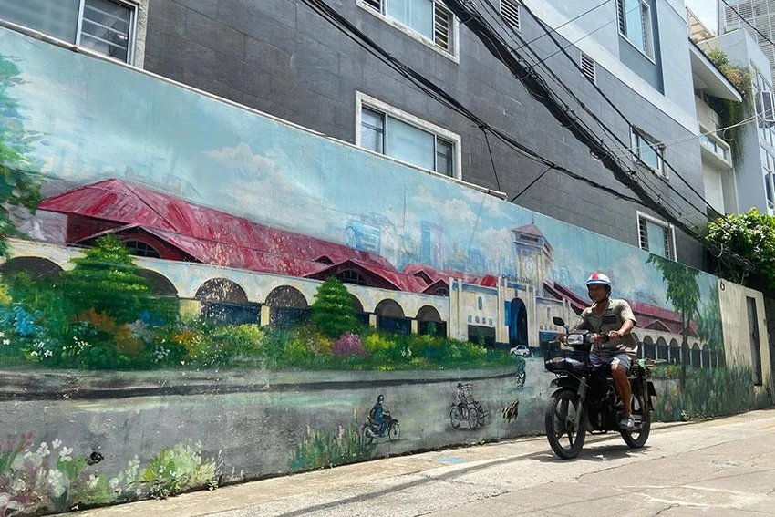 Tác phẩm “Chợ Bến Thành” trên bức tường ở phường 11, quận Phú Nhuận. Ảnh: THƠ - NGÂN Tác phẩm “Chợ Bến Thành” trên bức tường ở phường 11, quận Phú Nhuận. Ảnh: THƠ - NGÂN