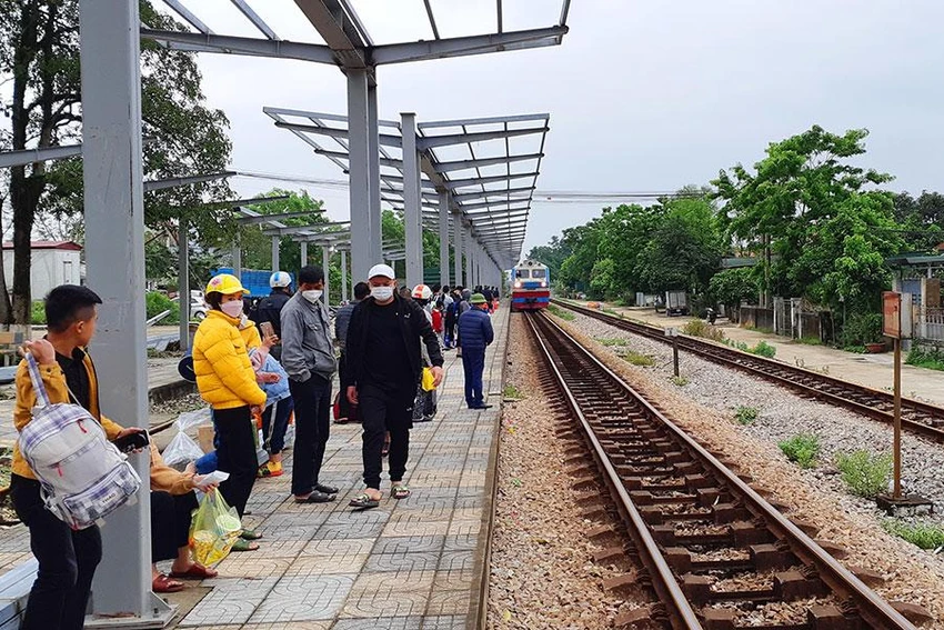 Hành khách chờ tàu tại ga Hà Nội. Ảnh: V.LONG Hành khách chờ tàu tại ga Hà Nội. Ảnh: V.LONG