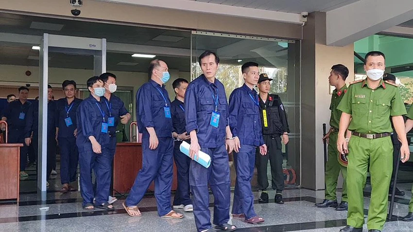 Các bị cáo được đưa ra khỏi phòng xử. Ảnh: VH