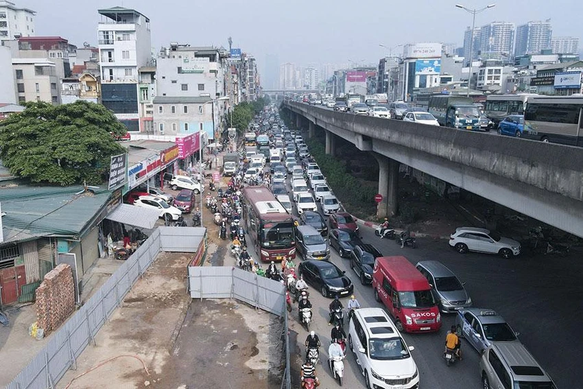 Việc lập rào chắn để thi công các dự án về hạ tầng kỹ thuật làm phát sinh các điểm ùn tắc giao thông vào giờ cao điểm tại khu vực nội thành Hà Nội. Ảnh: TP