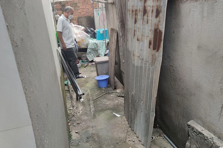 Lối đi chung hiện bị bà V chiếm dụng vì cho là phần đất của gia đình. Ảnh: NH Lối đi chung hiện bị bà V chiếm dụng vì cho là phần đất của gia đình. Ảnh: NH