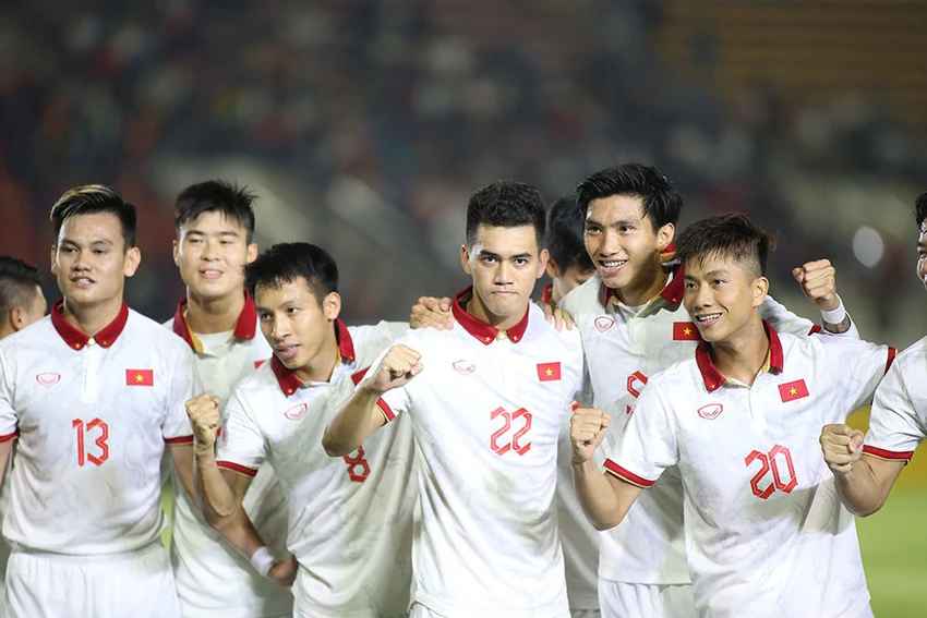 Tiến Linh (22) mở tỉ số khởi đầu cho trận thắng bằng ván tennis của đội tuyển Việt Nam. Ảnh: ANH THỎA Tiến Linh (22) mở tỉ số khởi đầu cho trận thắng bằng ván tennis của đội tuyển Việt Nam. Ảnh: ANH THỎA