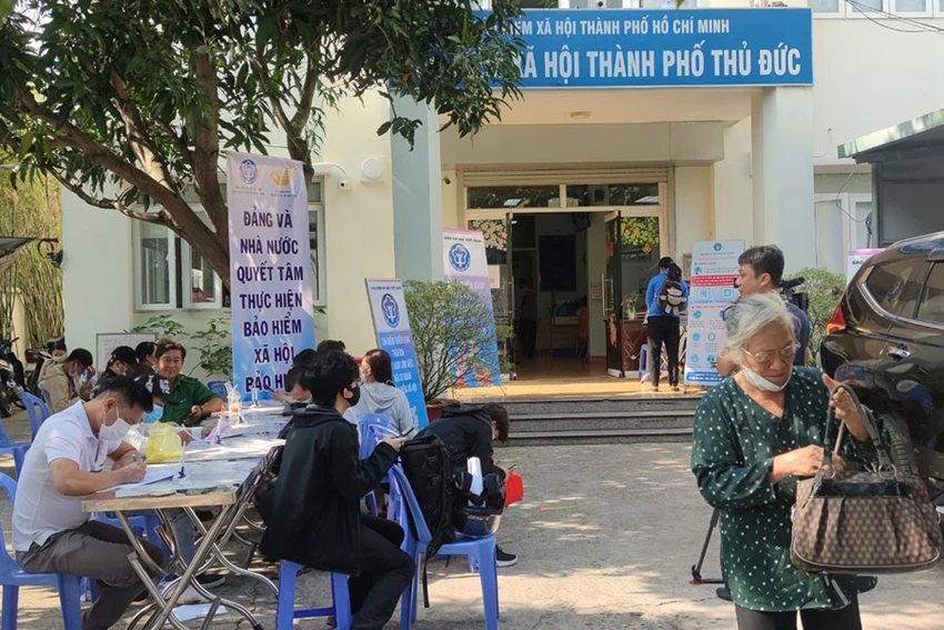 Người dân đến cơ quan BHXH TP Thủ Đức làm thủ tục liên quan đến các chế độ BHXH. Ảnh: NGUYỄN HIỀN Người dân đến cơ quan BHXH TP Thủ Đức làm thủ tục liên quan đến các chế độ BHXH. Ảnh: NGUYỄN HIỀN