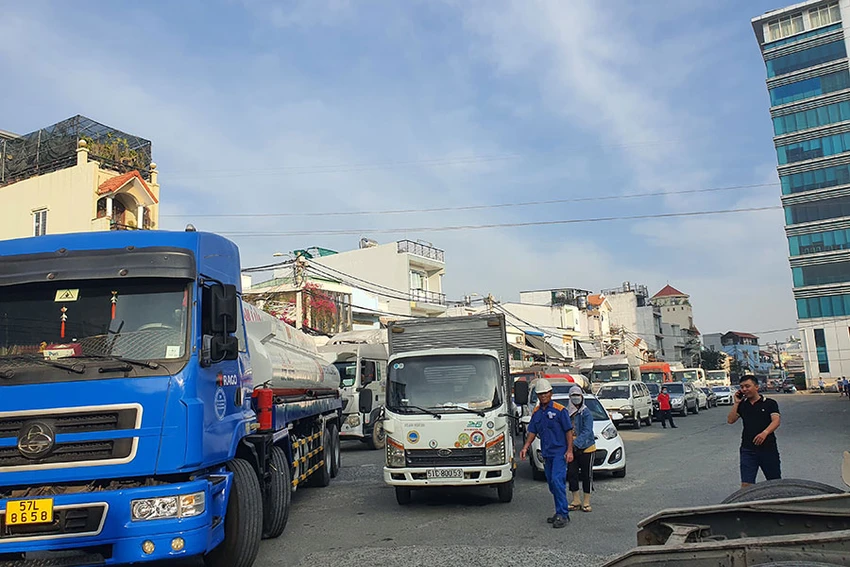 Hàng dài ô tô chờ tới lượt kiểm định tại Trung tâm Đăng kiểm 50-06V. Ảnh: THY NHUNG Hàng dài ô tô chờ tới lượt kiểm định tại Trung tâm Đăng kiểm 50-06V. Ảnh: THY NHUNG