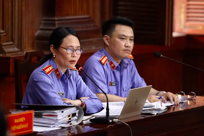 Đại diện VKSND TP.HCM tranh luận tại phiên tòa. Ảnh: NGUYỆT NHI Đại diện VKSND TP.HCM tranh luận tại phiên tòa. Ảnh: NGUYỆT NHI