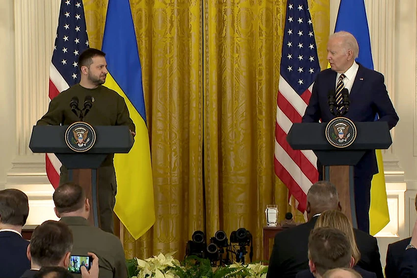 Tổng thống Ukraine Volodymyr Zelensky họp báo chung với Tổng thống Mỹ Joe Biden (ảnh lớn) và phát biểu trước lưỡng viện Quốc hội Mỹ ngày 21-12. Ảnh: AP/CNN Tổng thống Ukraine Volodymyr Zelensky họp báo chung với Tổng thống Mỹ Joe Biden (ảnh lớn) và phát biểu trước lưỡng viện Quốc hội Mỹ ngày 21-12. Ảnh: AP/CNN