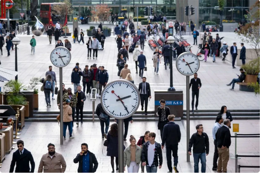 Người lao động tại khu phố tài chính Canary Wharf ở London (Anh) vào ngày 14-10. Ảnh: MIKE KEMP/GETTY IMAGES Người lao động tại khu phố tài chính Canary Wharf ở London (Anh) vào ngày 14-10. Ảnh: MIKE KEMP/GETTY IMAGES